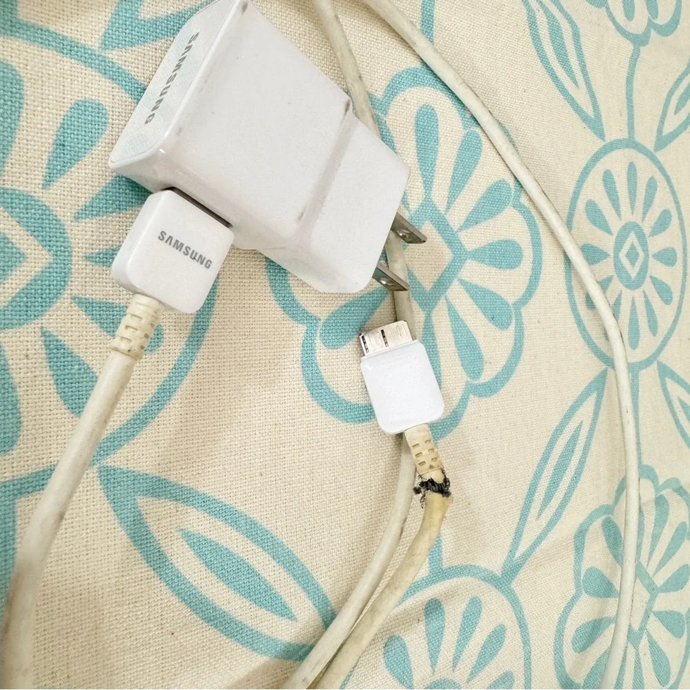 Unlocked Samsung Galaxy S5 flagship phone and charger and spare battery!